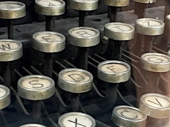 SEO Texte schreiben lassen: Zwar nicht auf einer alten Schreibmaschine aber dafür mit Erfahrung und Mehrwert!